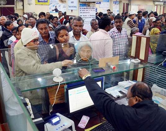 सरकारी बैंकों ने जनता से वसूले 10 हजार करोड़ रूपये : पढ़े कैसे काट रहा बैंक आपके पैसे