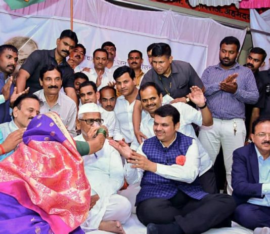 देवेंद्र फडणवीस के आश्वासन के बाद अन्ना हजारे का अनशन ख़त्म