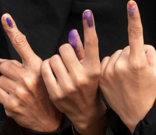 मतदाता के दोनों हाथों में उंगलियां न होने पर कहां लगाई जाएगी स्याही ?