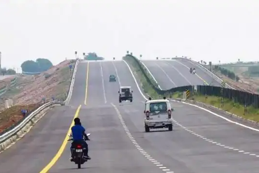 अब आगरा-लखनऊ एक्सप्रेसवे पर सफर करना होगा महंगा, 1 अप्रैल से टोल टैक्स में बढ़ोतरी