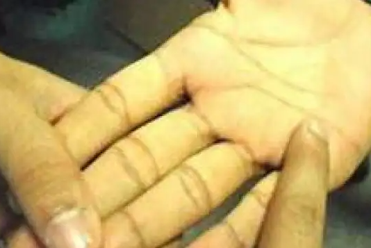 हाथों में अगर ये रेखा हो, तो आपका बहुत ख्याल रखेगी पत्नी