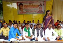 जनसमस्याओं को लेकर प्रसपा नेता अजय त्रिपाठी (मुन्ना) के नेतृत्व में विशाल धरना प्रदर्शन