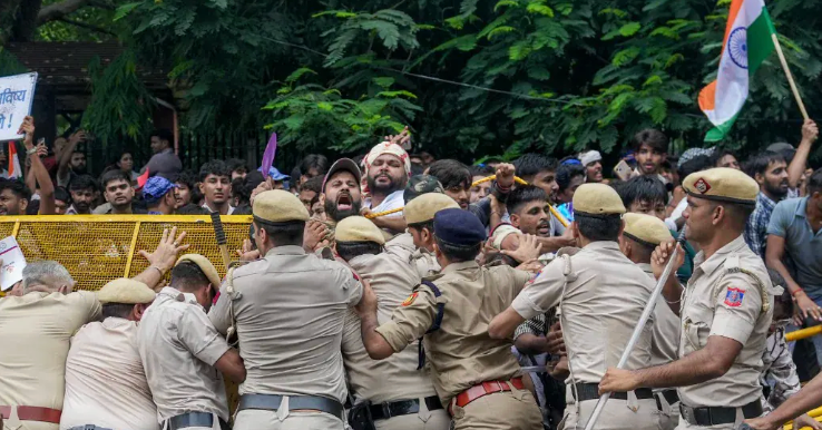 संसद मार्च के दौरान दिल्ली में बवाल: CJP समर्थकों पर आंसू गैस और लाठीचार्ज, NEET विवाद पर हजारों का प्रदर्शन